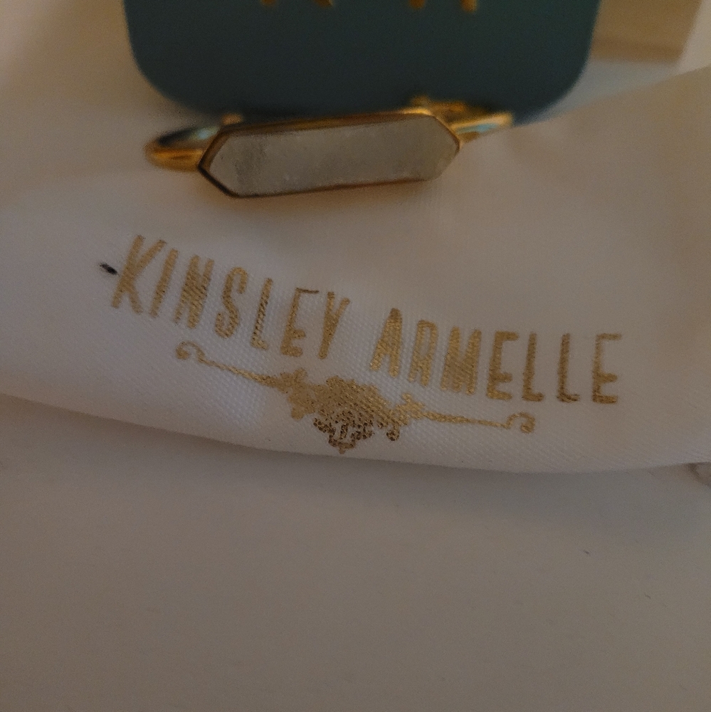 Kinsley Armelle -cuff gold and stone in white